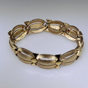 Vintage gold tone Trifari bracelet, brushed gold leaf pattern